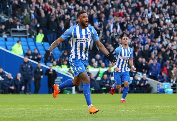 Fans Brighton bereaksi setelah Jurgen Locadia mencetak gol pada debut Brighton