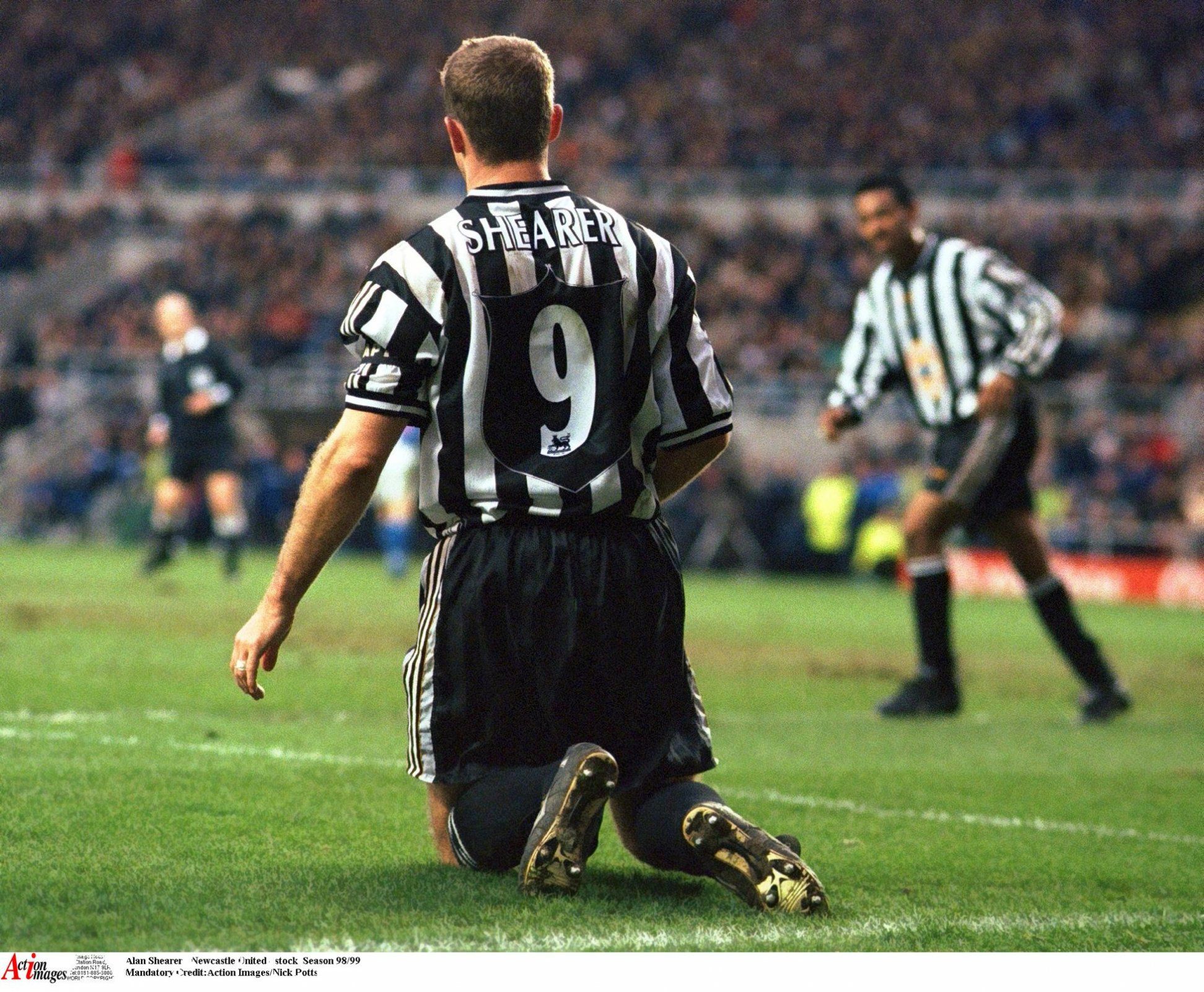 Alan Shearer merayakan gol untuk Newcastle