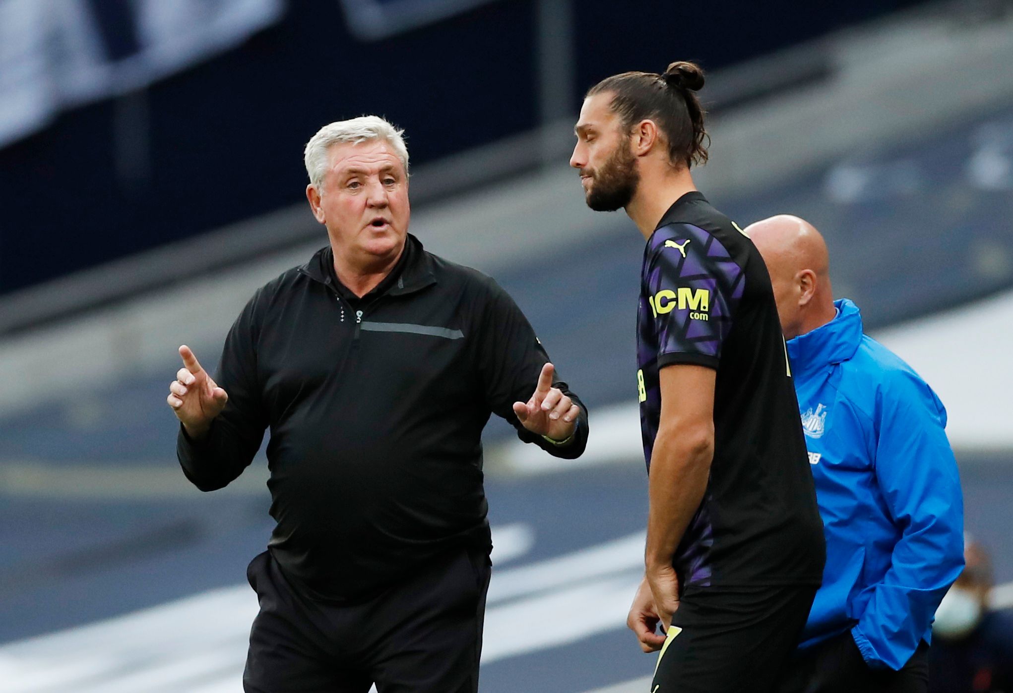 newcastle-manager-steve-bruce-talks-to-andy-carroll